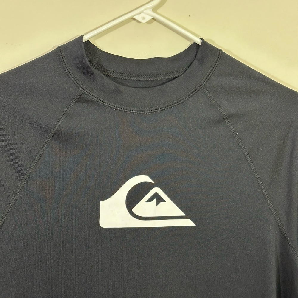 Quik Silver. Sz X L Athleisure top in navy/ white printing on sleeve etc. - Picture 2 of 11